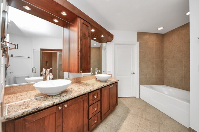 Building Photo - 1010 Rosine St