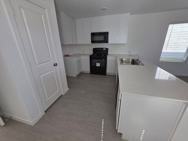 Building Photo - Your Next Chapter Starts Here: 4-Bedroom H...