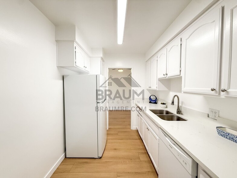 Building Photo - 5433 Sepulveda Blvd