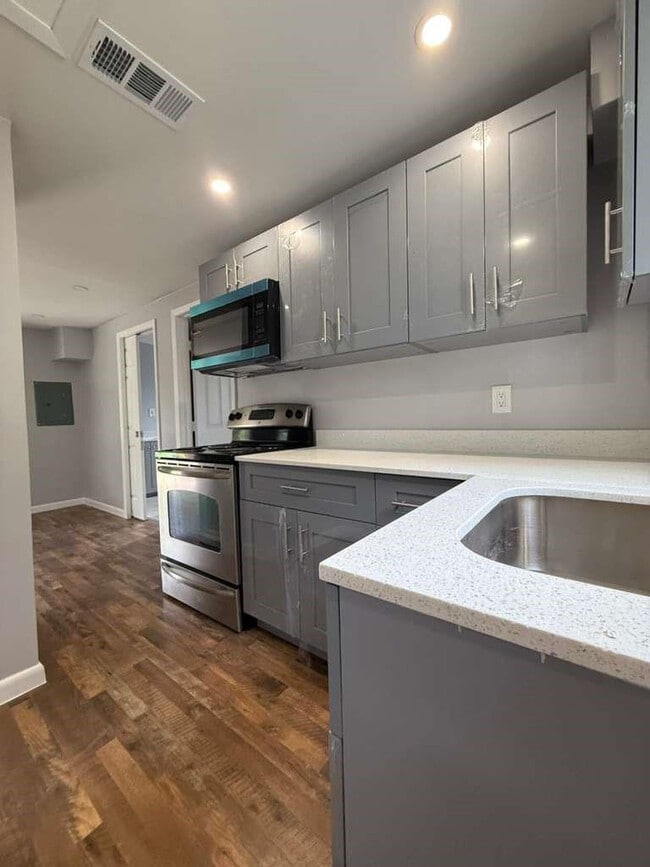 Building Photo - 4265 SW 62nd Ave