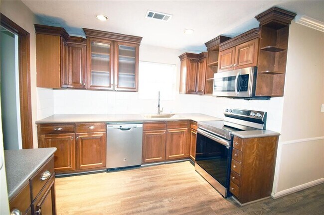 Building Photo - 1806 Cedarwood Ct