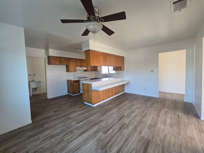 Building Photo - 3 Bedroom 2 Bathroom Home for Rent in Hanford