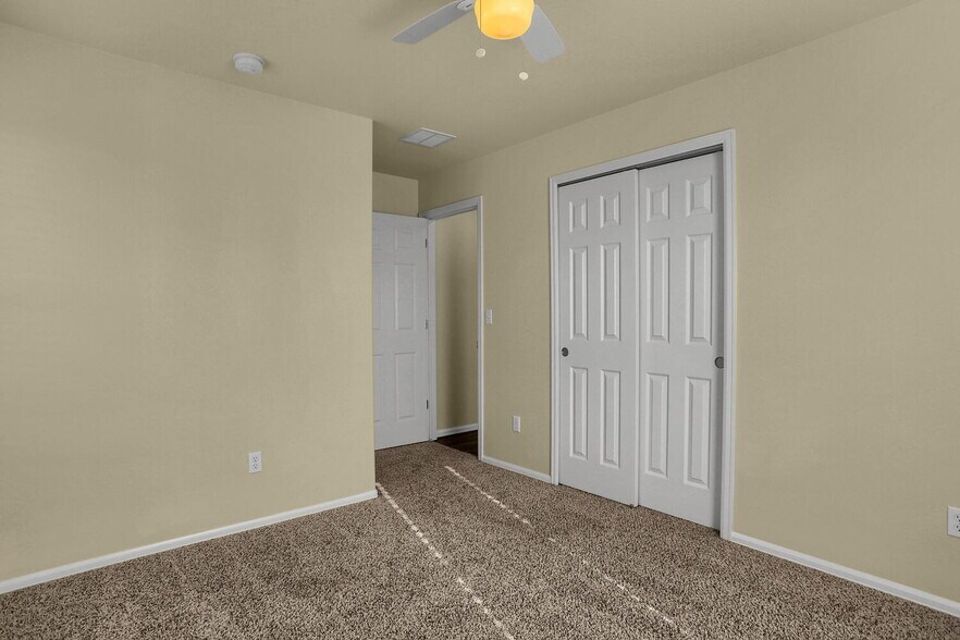 Building Photo - Open Concept Townhome in Excellent Conditi...