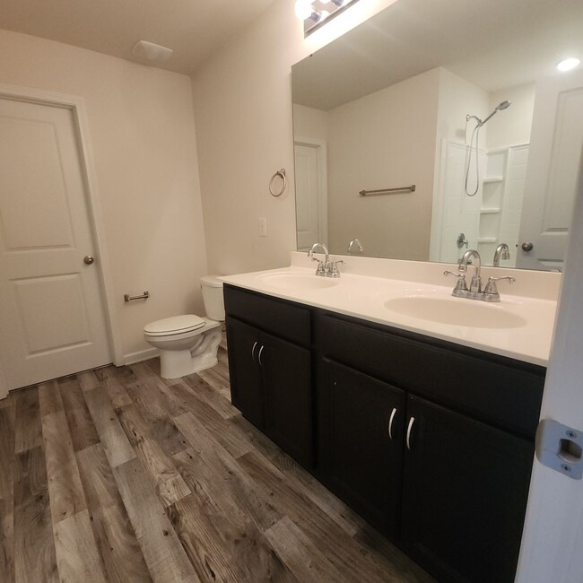 Building Photo - 4 Bedroom House with Double Garage FOR REN...