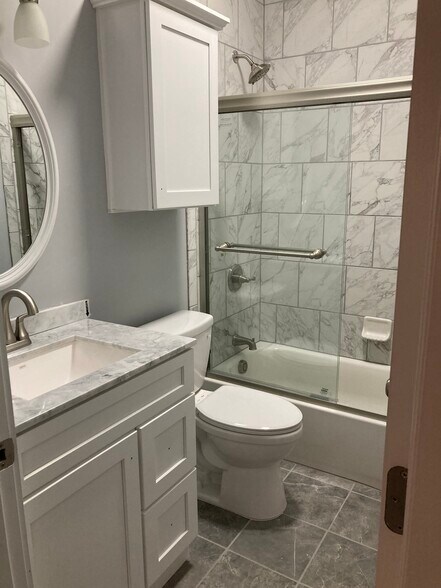 Building Photo - 600 Center St