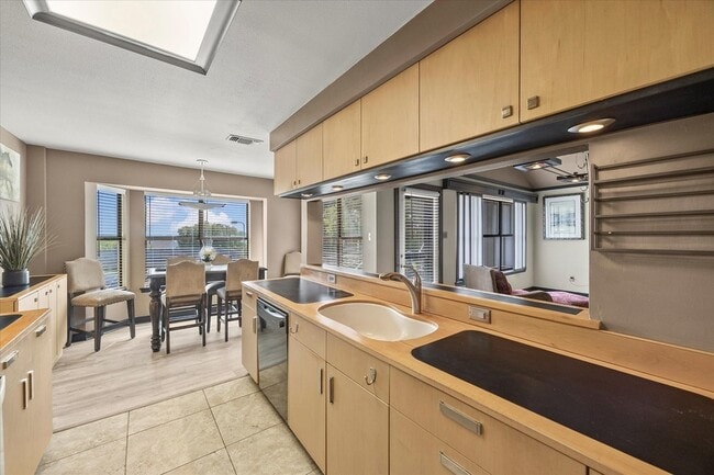 Building Photo - 560 Yacht Club Dr