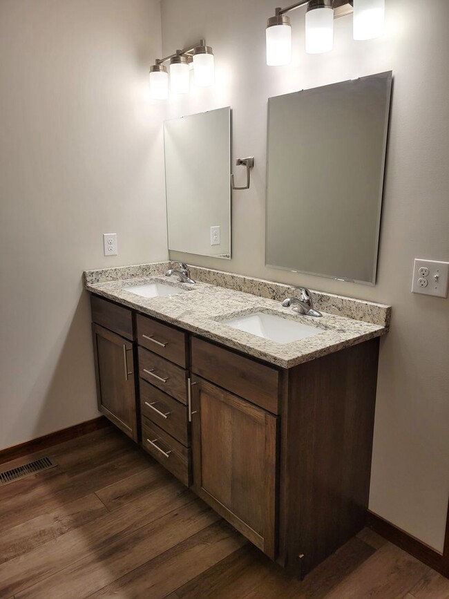 Building Photo - Middle Unit Townhouse