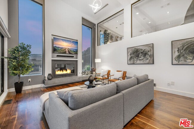 Building Photo - 1735 Summitridge Dr