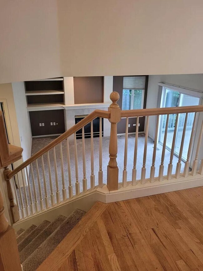 Building Photo - Fabulous Buchan Tri-level in popular Redhawk