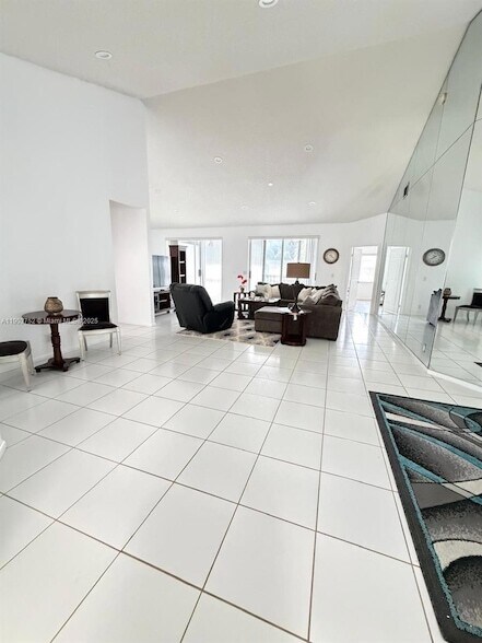 Building Photo - 11690 Briarwood Cir