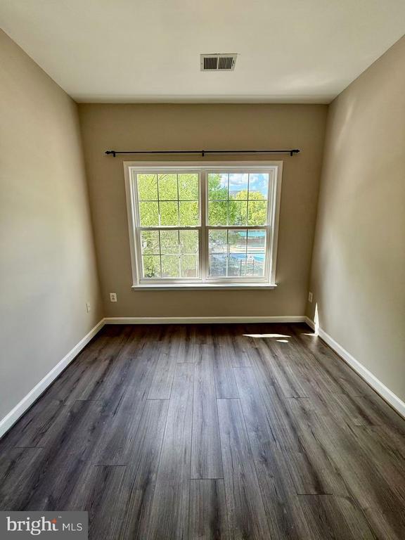 Building Photo - 612 Garden View Square