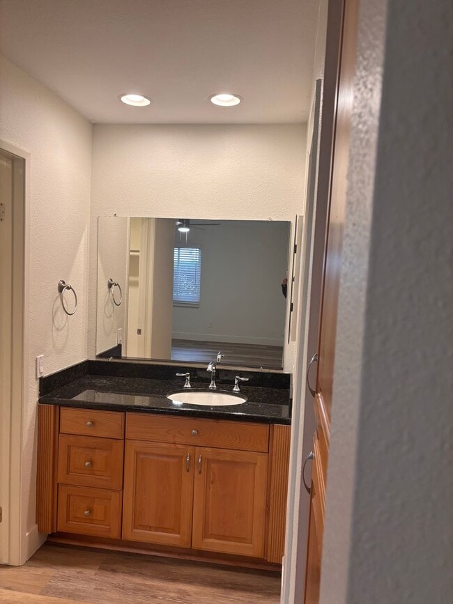 Building Photo - Bay Ho 3 Bd 2 Ba Corner first level Condo for lease