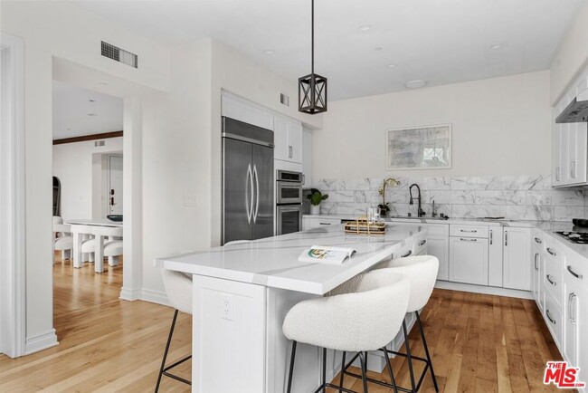 Building Photo - 6241 Crescent Park W