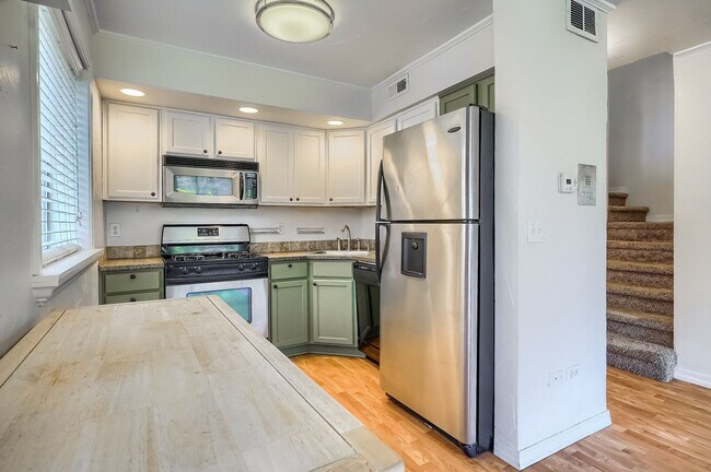 Building Photo - 3 Bed / 2 Bath Capitol Hill Condo | 2 Parking Spaces | Balcony | Walk Score 95