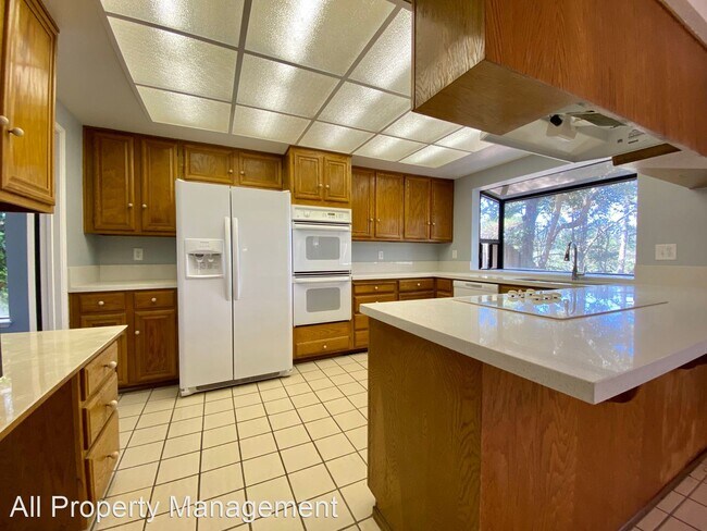 Building Photo - 4 br, 2.5 bath House - 2025 Sea Cliff