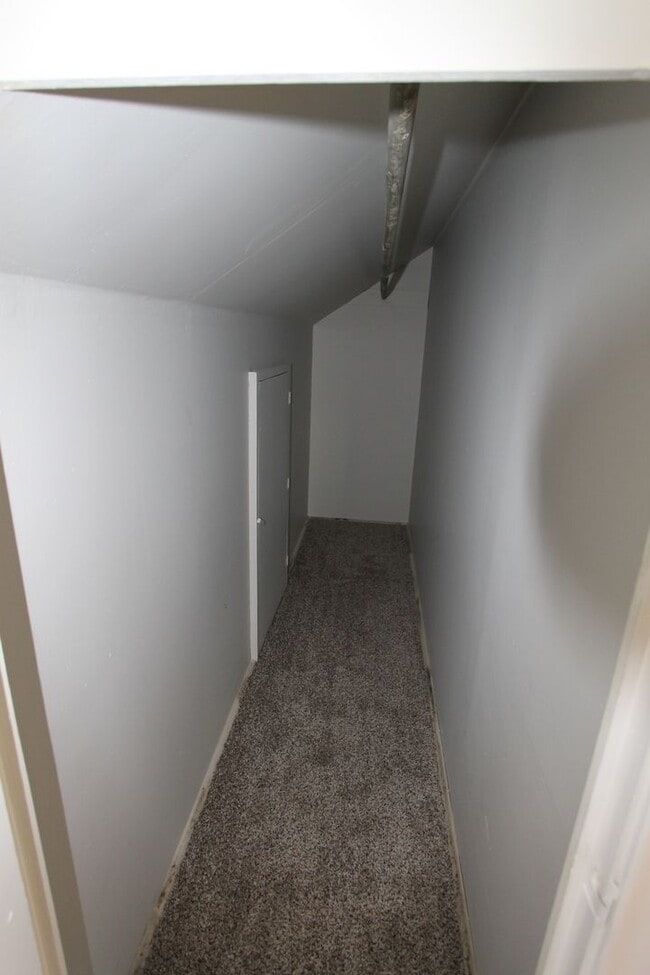 Building Photo - Spacious 3 bedroom 1.5 bathroom home with ...