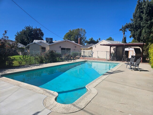 Building Photo - Beautiful 3-bedroom home with a pool and c...