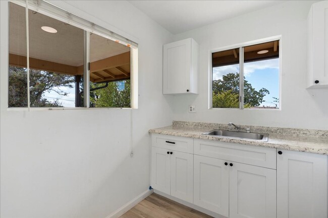 Building Photo - Remodeled 2 Bed/1 bath Attached Cottage in...