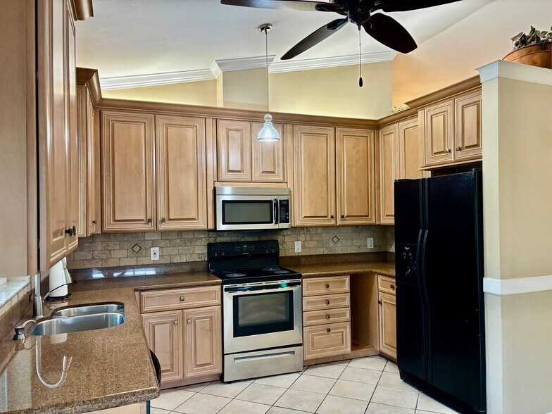 Building Photo - 5232 Raintree Ln