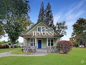 Building Photo - Charming 3-bedroom home with fenced backya...