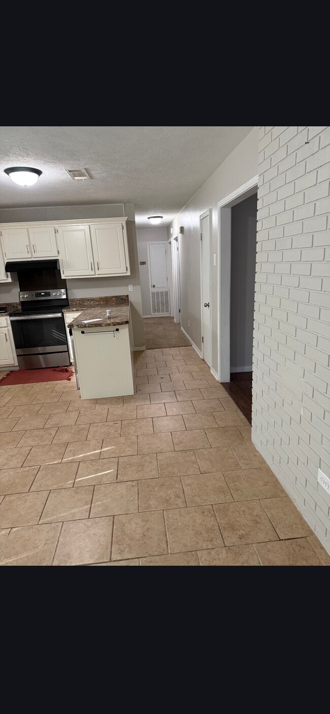 Building Photo - 619 Cherokee Rd