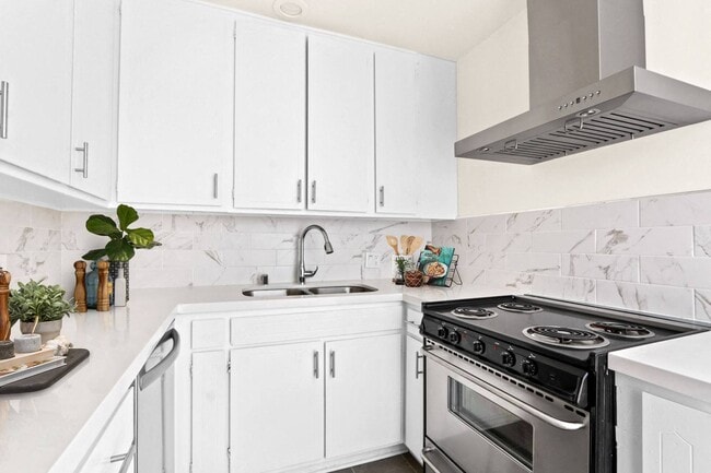 Building Photo - Eastborne Avenue Apartments