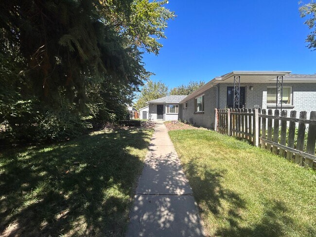 Building Photo - $0 DEPOSIT OPTION. CHARMING 2BED/1BATH DUPLEX NEAR SLOAN LAKE!!