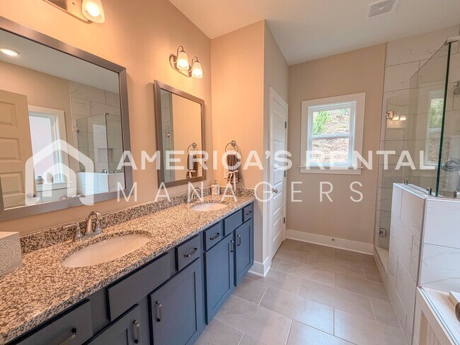 Building Photo - Luxury Meets Convenience: New 4 Bed, 3.5 B...