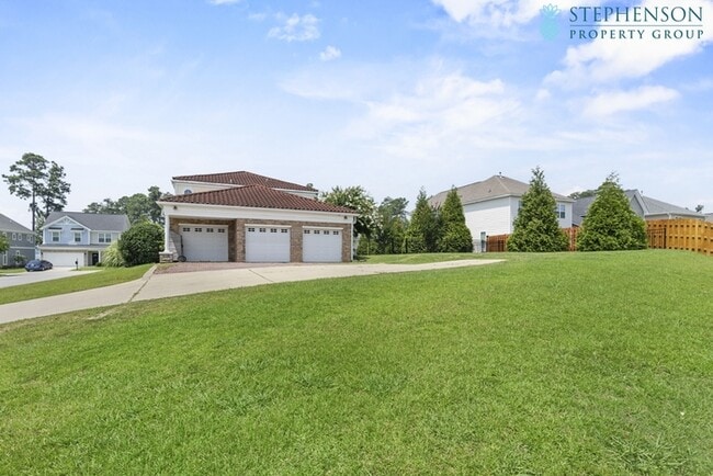 Building Photo - Deeded Boat Slip Comes with Home in Gated ...