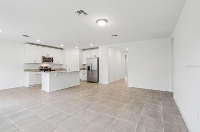 Building Photo - 2310 White Tail St