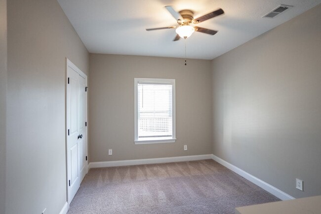 Building Photo - 657 Tree Top Trl