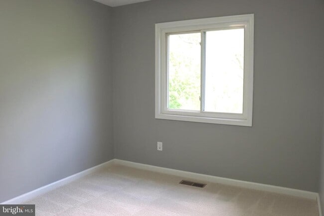 Building Photo - 1029 Kings Ct