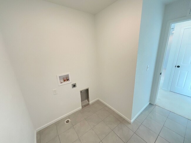 Building Photo - 3 Bedroom Home Available Near N Powers Blvd & Dublin Blvd!