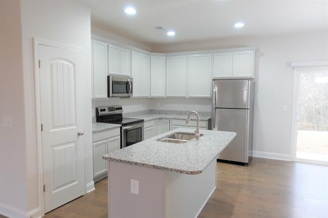 Building Photo - 124 Creekland Wy