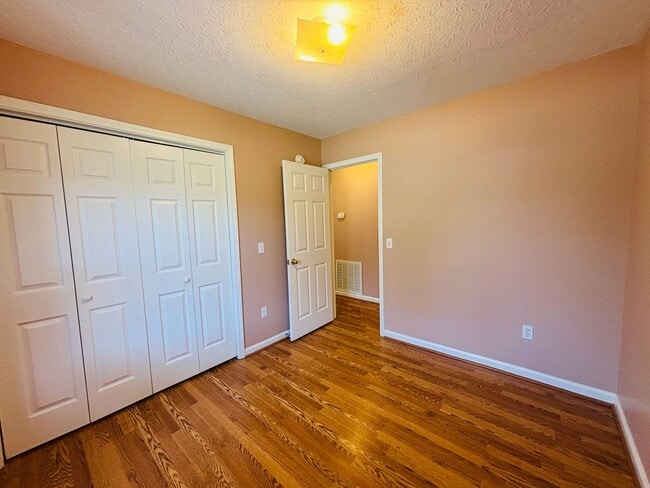 Building Photo - 1302 Sandy Cir