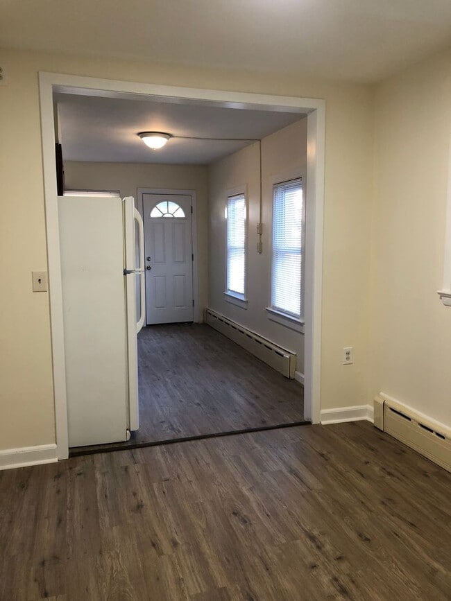 Building Photo - Great 3 Bedroom, 1 1/2 Bath Home! New Kitc...