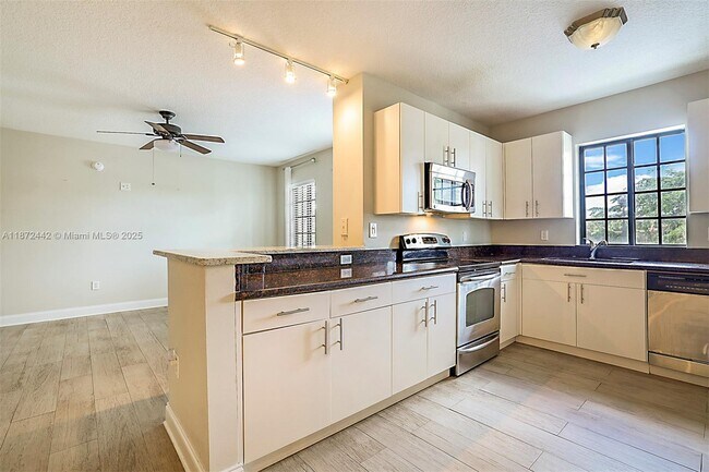 Building Photo - 4905 Midtown Ln