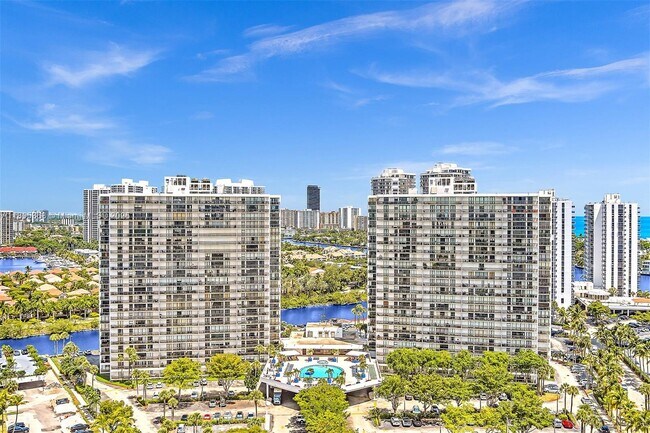 Building Photo - 3731 N Country Club Dr