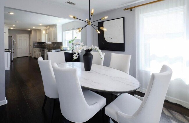 Building Photo - 10282 Vinemont St