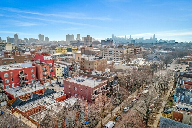 Building Photo - 3231 N Kenmore Ave