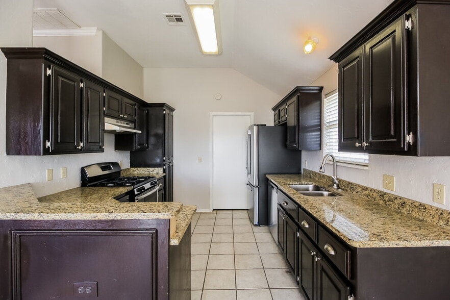 Building Photo - 600 NE 20th St