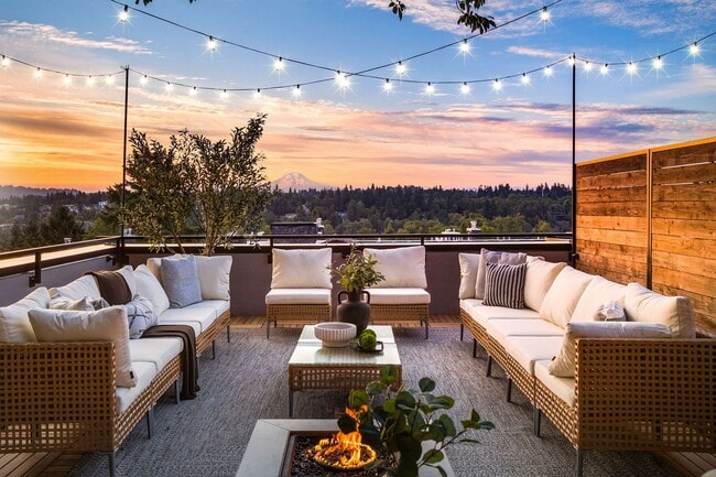 Building Photo - Skyview Townhome: Luxury Living in Lake Oswego's Premier First Addition Neighborhood