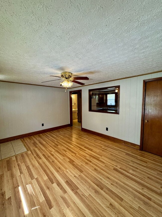 Building Photo - Move-in Ready!