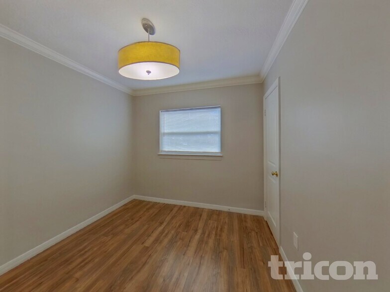 Building Photo - 2406 Decottes Ave