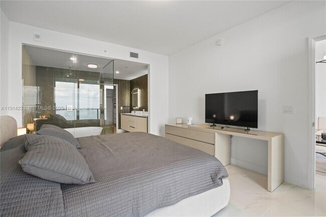 Building Photo - 700 NE 24th St