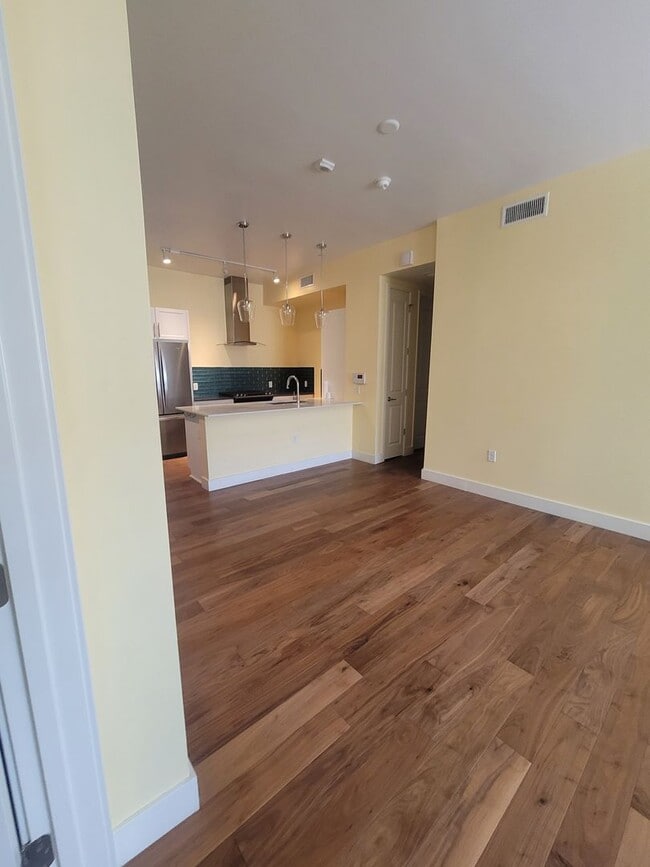 Building Photo - Resort Living in Midtown!!  Pool, Dog walk...