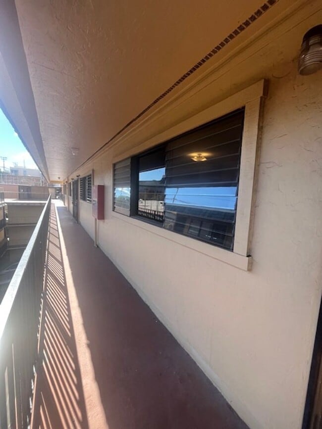 Building Photo - MOVE IN READY! 2 Bd, 1 Ba in Hillside Villa- Salt Lake