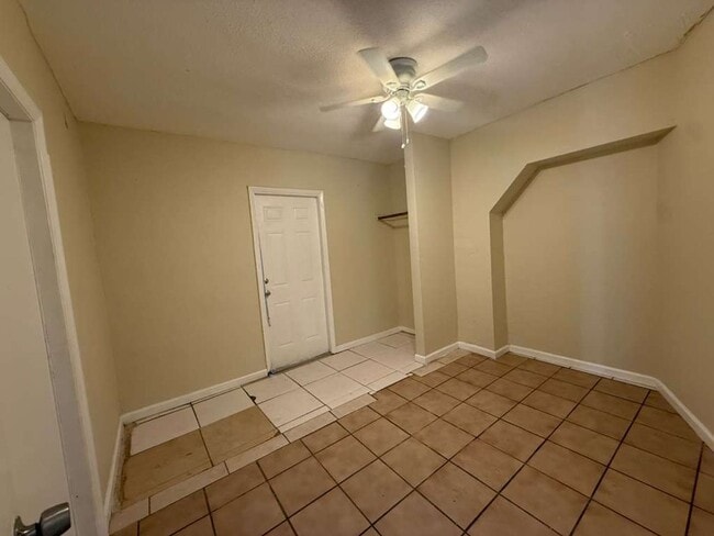 Building Photo - Large 5-2 house