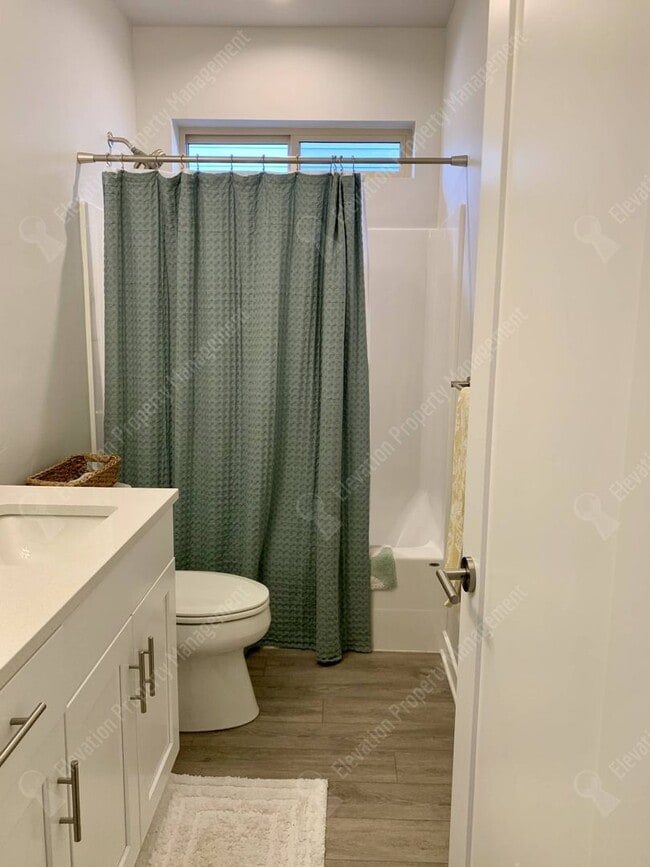 Building Photo - Beautiful 3 BR single-level UNFURNISHED home in SW Redmond!