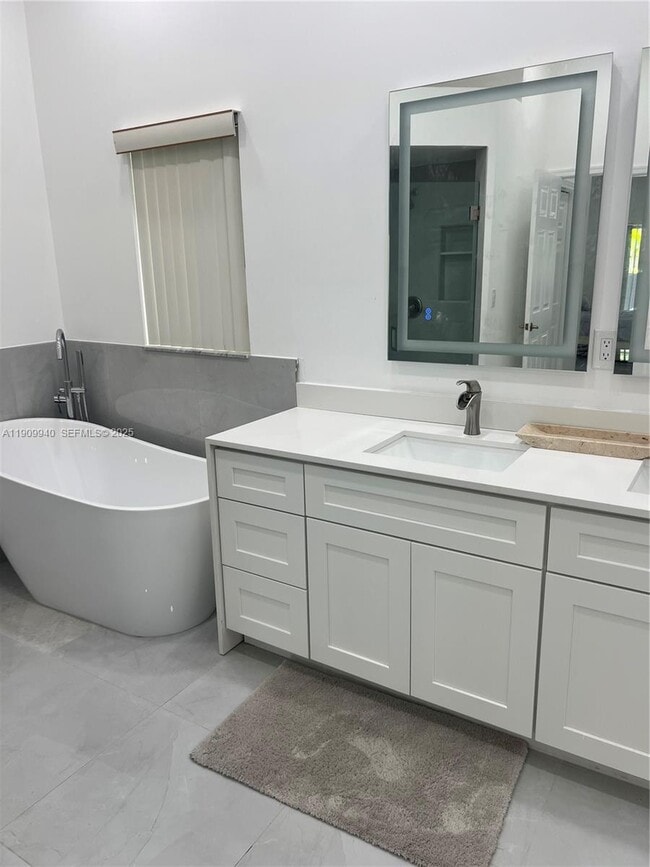 Building Photo - 10664 Paso Fino Dr